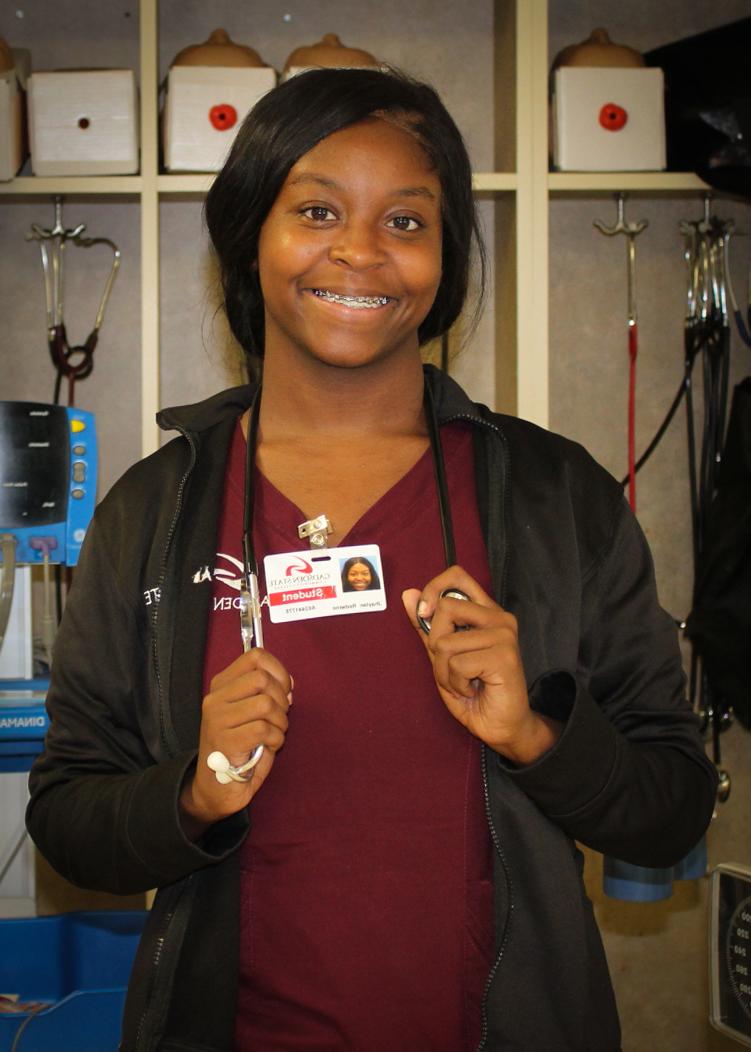 Photo of Jhaylan Redwine in her scrubs at 加兹登州立切罗基人